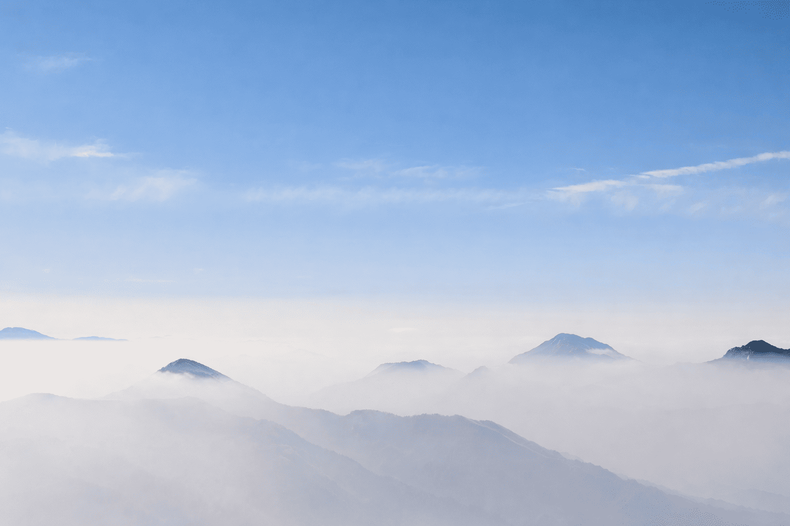 Pemandangan gunung berkabut dari udara